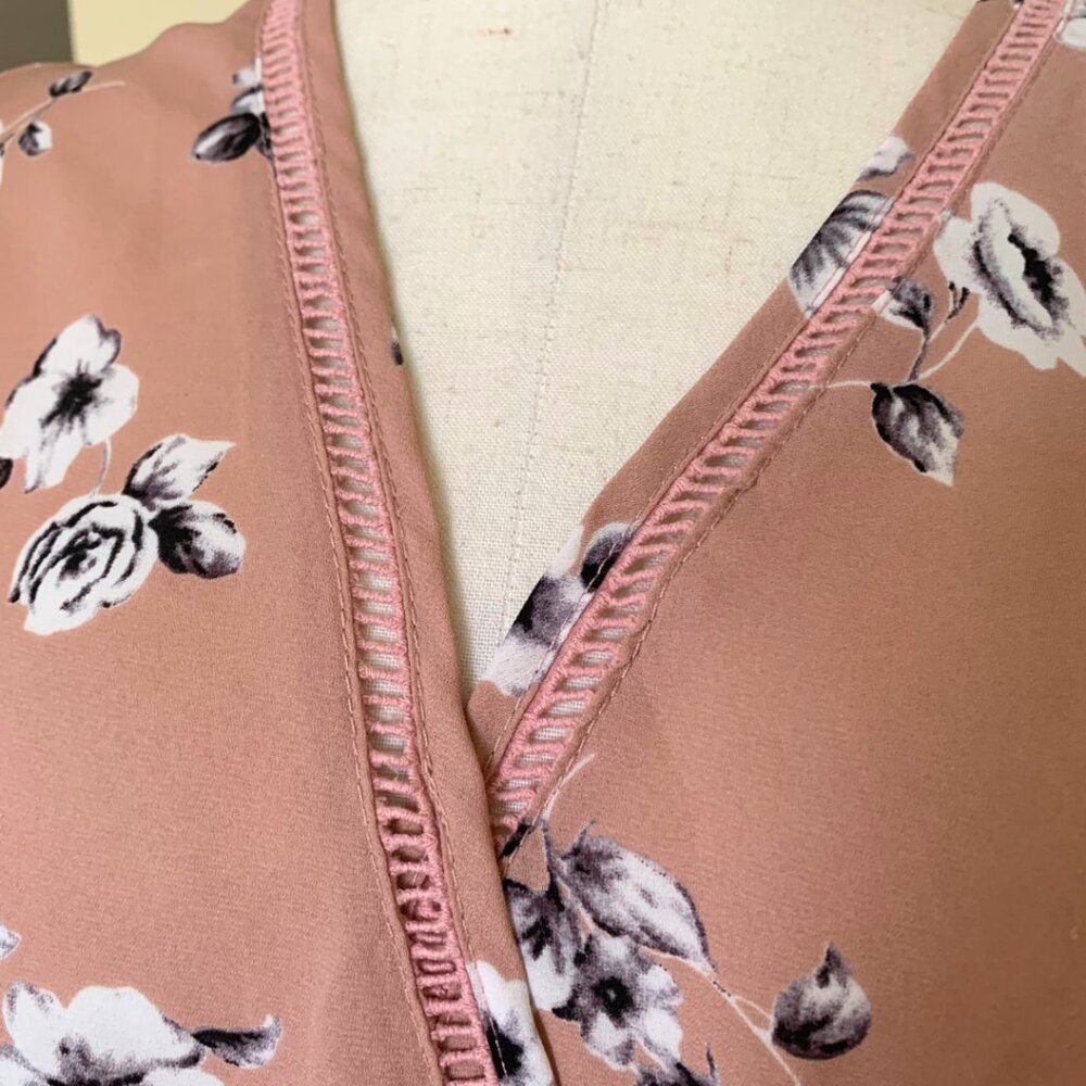 Sienna Sky Romantic Rose Pink Floral Print Side Tie Wrap Style Blouse Size S - Picture 3 of 7